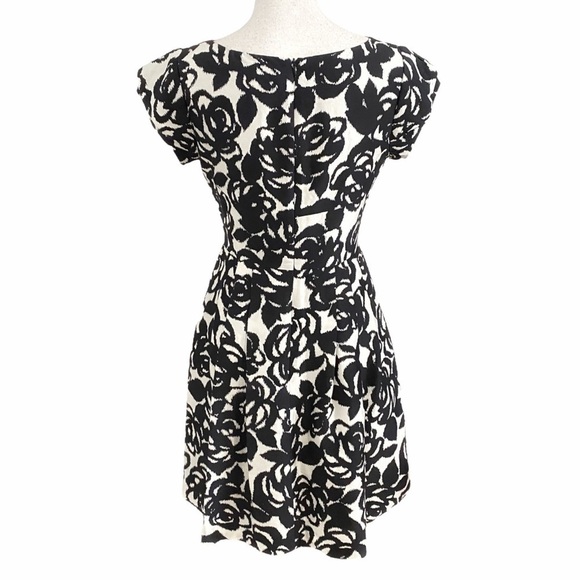 SANDRA ANGELOZZI 100% SILK BLACK WHITE ABSTRACT FLORAL FIT & FLARE PLEATED DRESS - Picture 3 of 8
